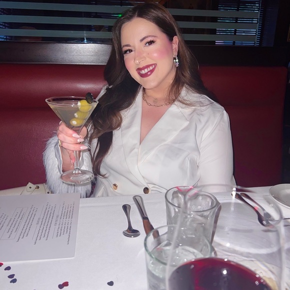 Meet your Posher, Alexandra! 👸🏻🖤👡 - Picture 7 of 8